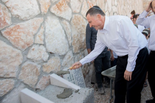 יו"ר הכנסת, יולי אדלשטיין, מניח אבן פינה