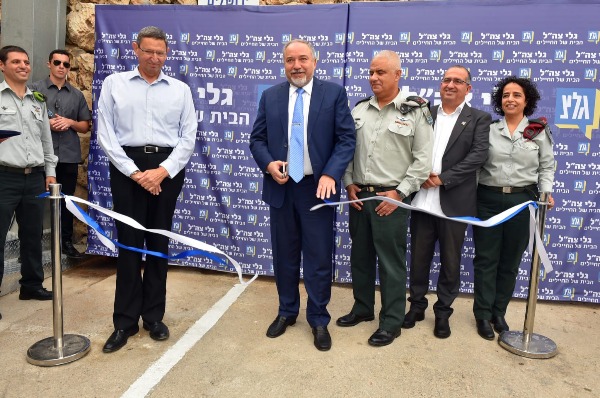 שר הביטחון עם ירון דקל ועמית סגל באולפנים החדשים של גל"צ בירושלים