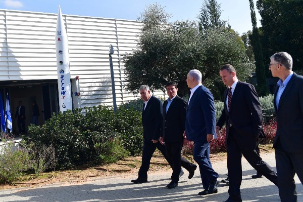 ראש הממשלה בכניסה למפעל מל"מ