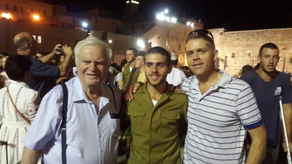 שלושה דורות של צנחנים בכותל