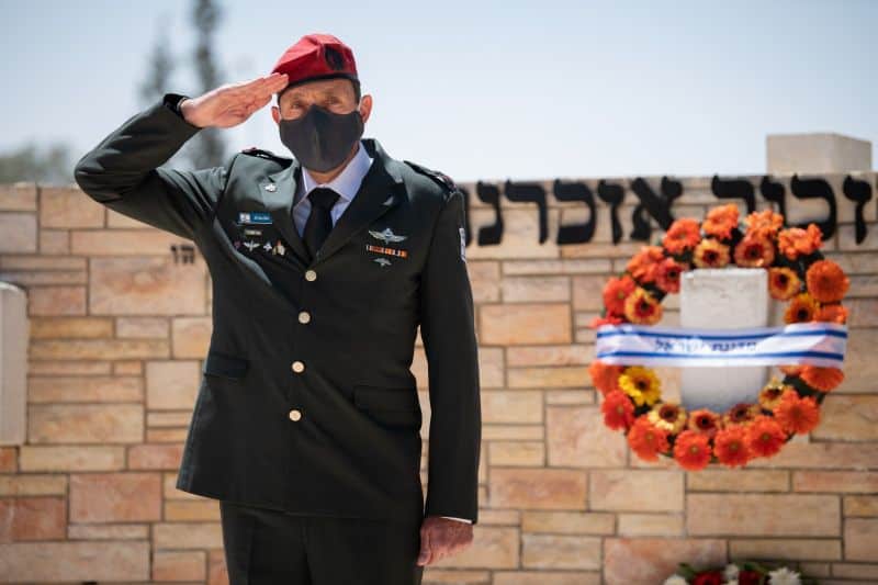 נציג צה"ל מצדיע לנופלים