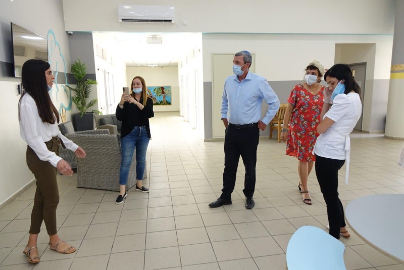 פרץ עם צוות בית הספר 