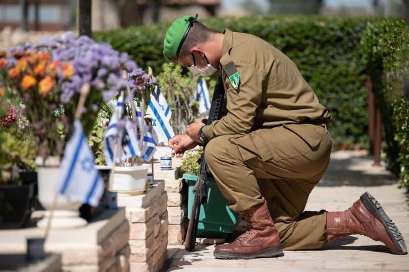 חייל צה"ל מרכין ראש בביל העלמין הצבאי בבאר שבע