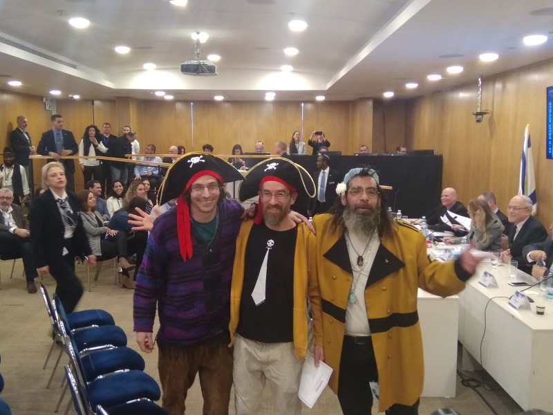 גם הפיראטים הגיעו להירשם