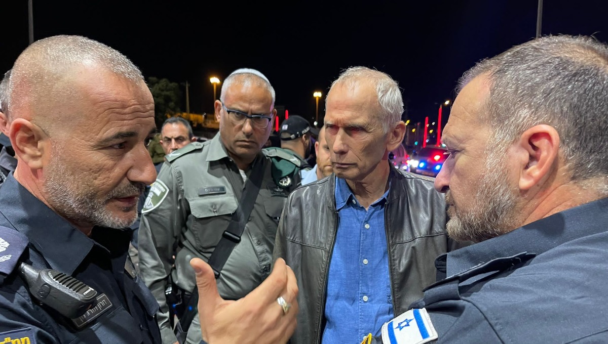 שבתאי ובר-לב בזירת הפיגוע יחד עם מפקד מחוז ירושלים תורג
