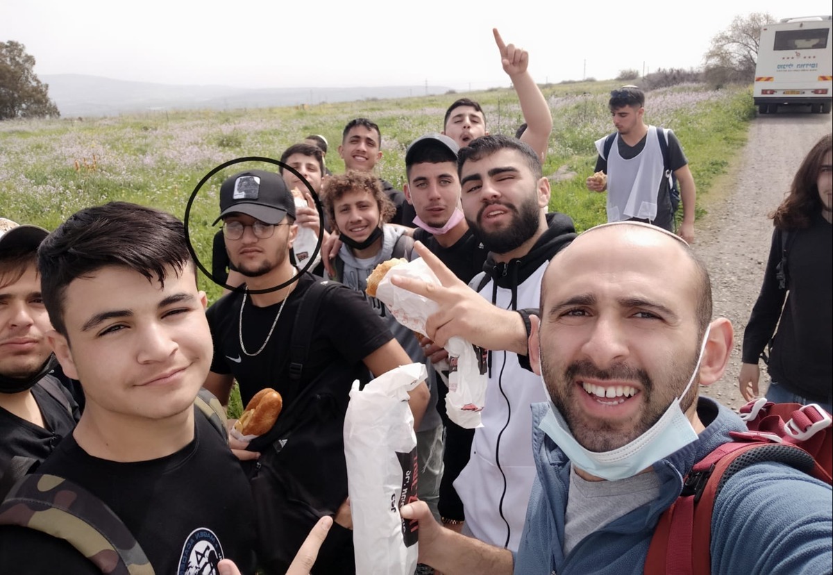 אורי-יצחק ז"ל בטיול עם חבריו לישיבה התיכונית בצפת |  