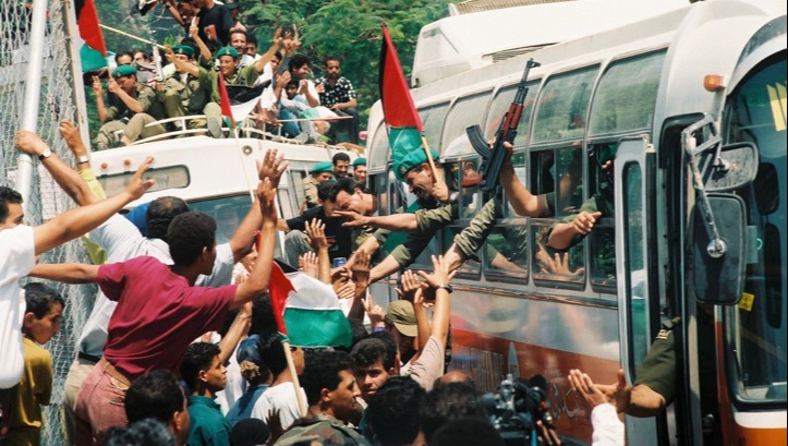 שוטרים פלשתינים חוגגים את כניסתם ליריחו, מאי 1994 
