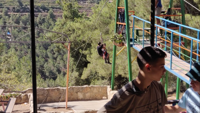 אומגת ארץ האיילים, גוש עציון