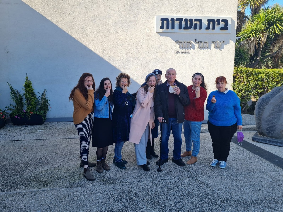 דוגו עם צוות בית העדות | 