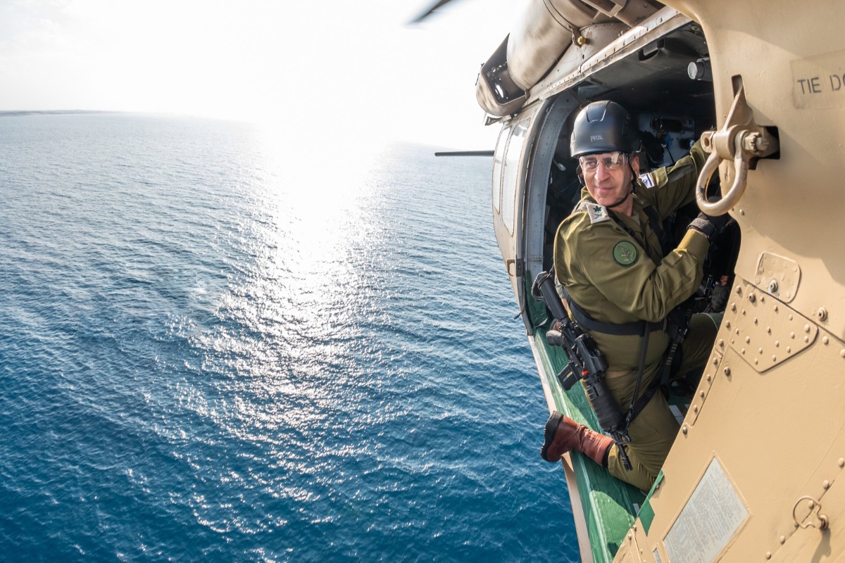 הרמטכ"ל בפרידה מזרוע היבשה, בתרגולת קפיצה ממסוק וגלישה בחבל