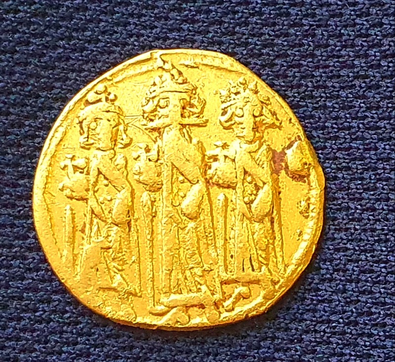 9. מטבע הזהב שנחשף בחפירה.