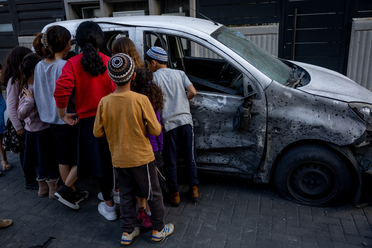 ילדים בשדרות בוחנים רכב שנפגע מרקטה | 