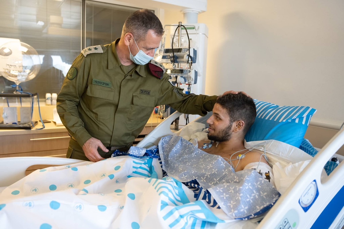 ביקור הרמטכ"ל אצל שלו ביטון, שנפגע מירי נ"ט במהלך מבצע שומר החומות