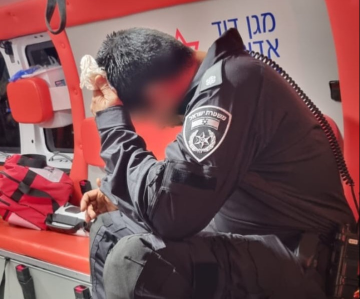 קצין ושלושה שוטרים נפגעו | 