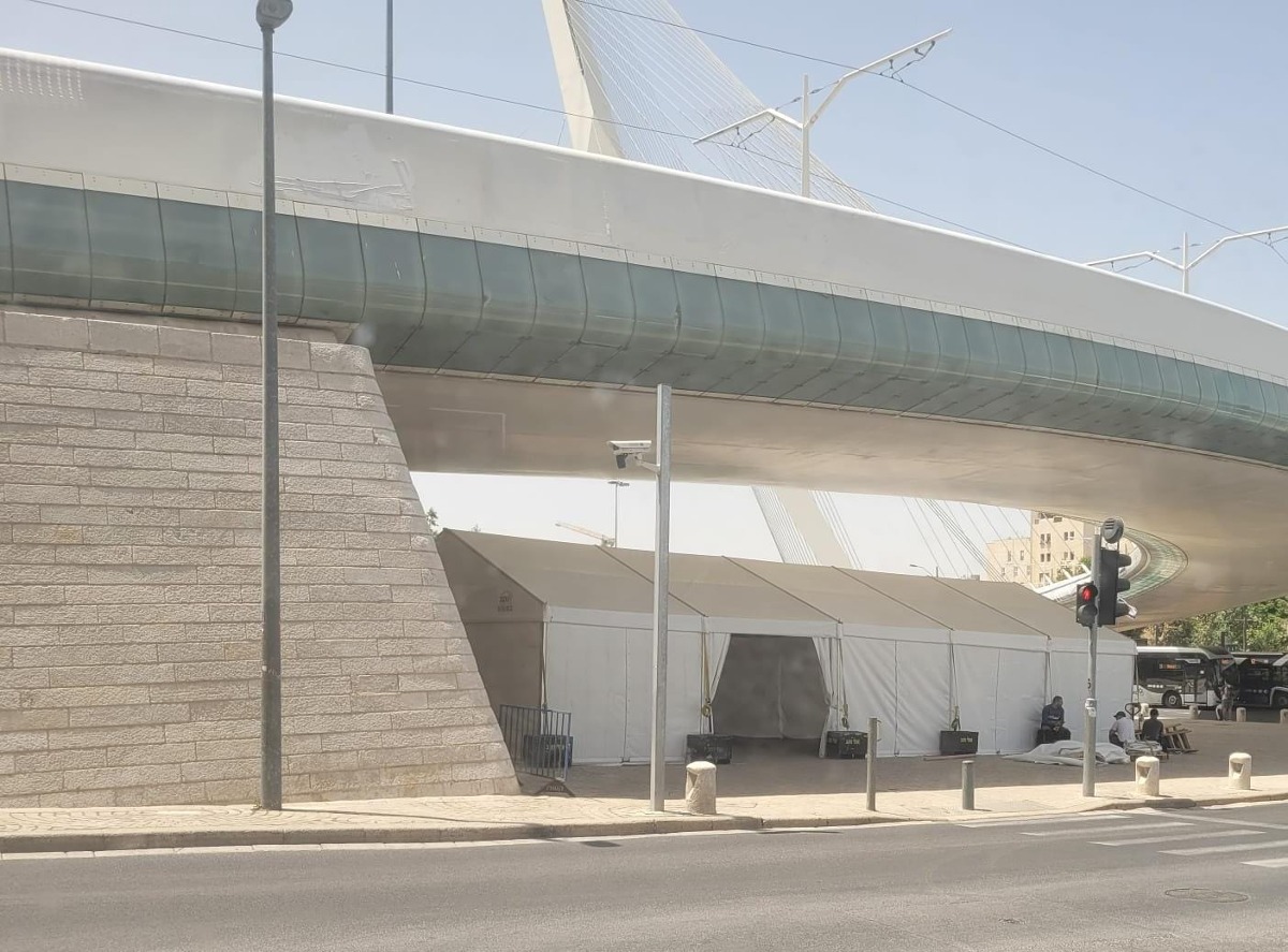 אוהל קבלת הפנים שהוצב מתחת לגשר המיתרים בכניסה לעיר | 