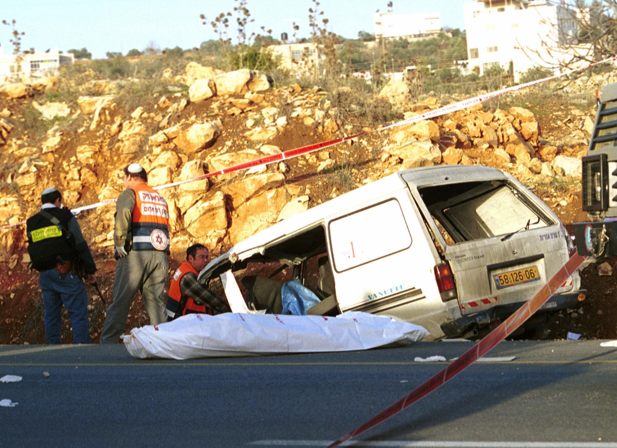 רכבם של בנימין וטליה כהנא הי"ד לאחר הפיגוע בו נרצחו, שנת 2000