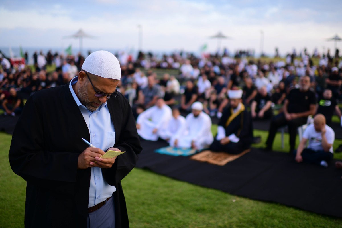 "תפילות מוסלמיות מתקיימות בעיר בהפרדה, תוך שימוש במחיצה" | 