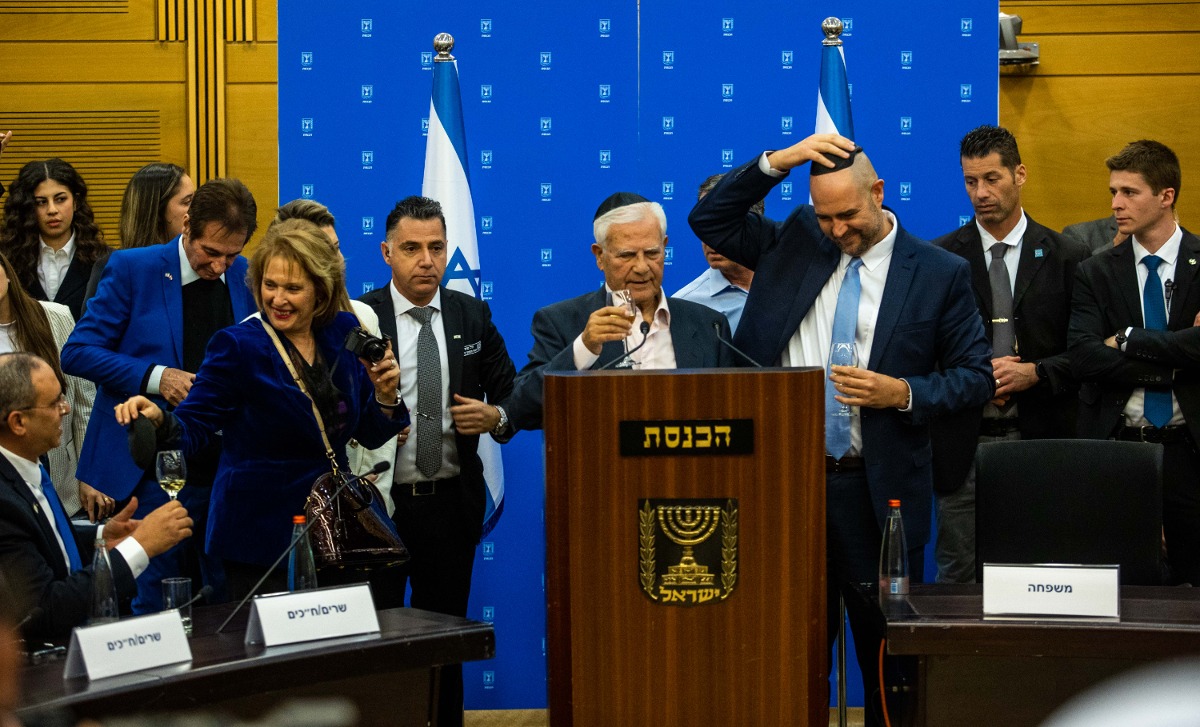 אוחנה ואביו מרימים כוסית לאחר קבלת התפקיד | 
