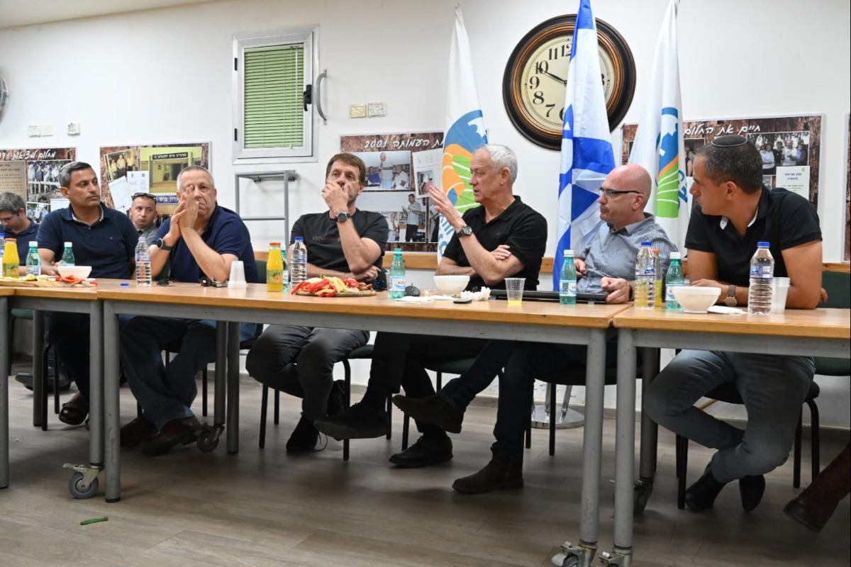 גנץ עם ראשי רשויות בשער הנגב |