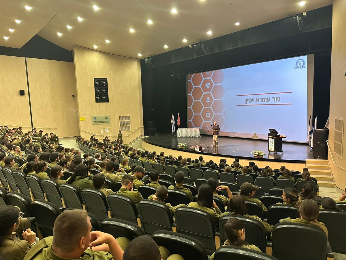 עזרא יכין באחת מהרצאותיו | 