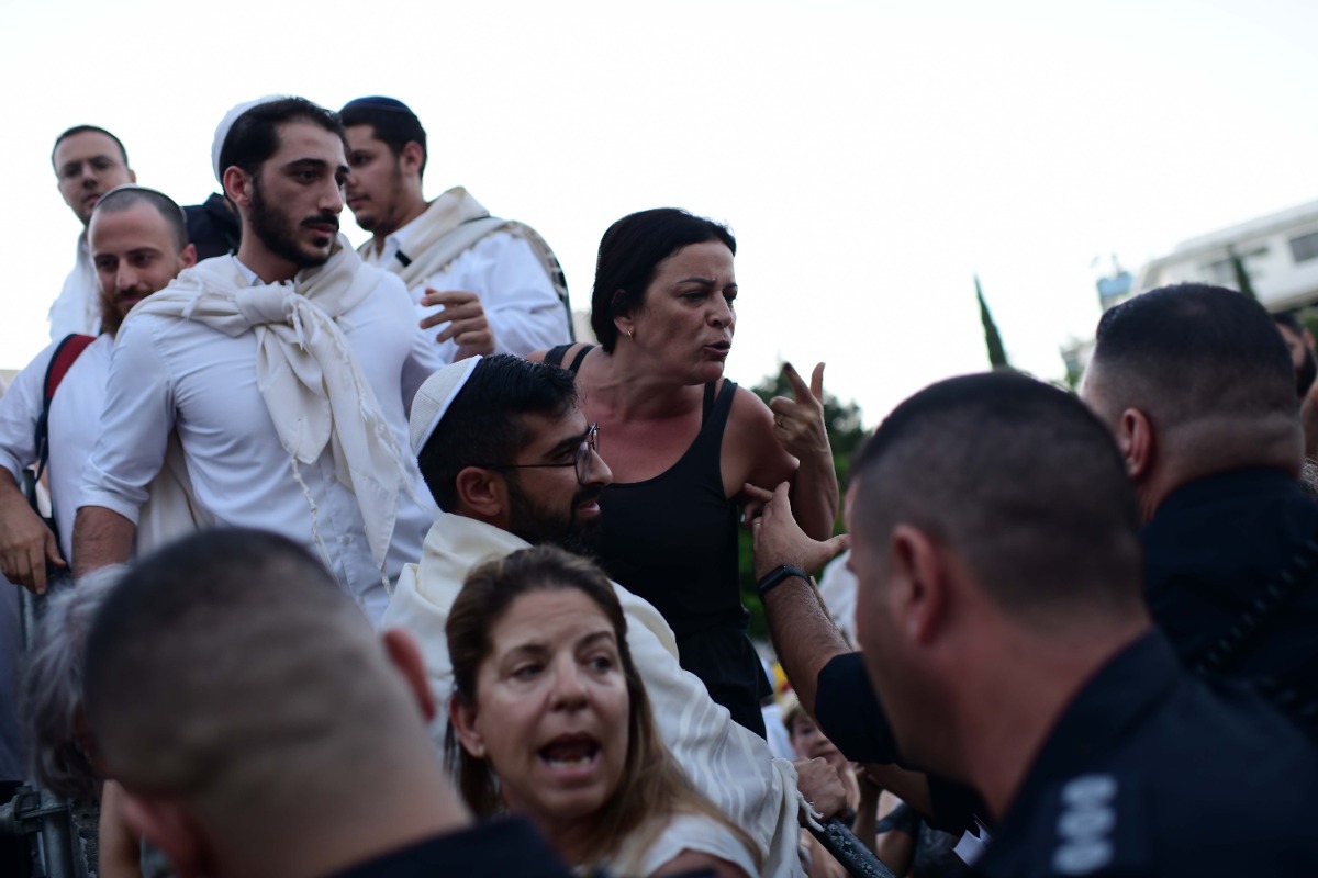 לפיד תוקף את קיום המחיצצה