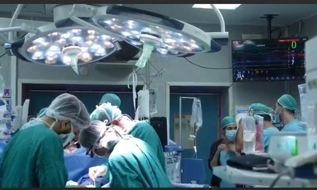 פרופסור ערבות ופרופסור ברק בעת השתלת הלב