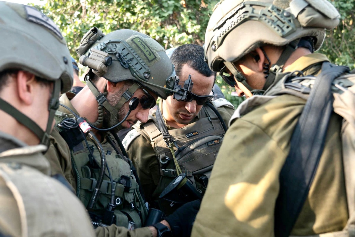 מפקד החטיבה המרחבית יהודה, אלוף-משנה ישי רוזליו עם הלוחמים בשטח | 
