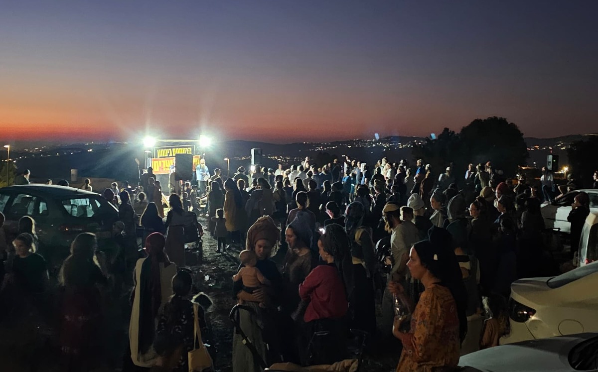 מאות מול ביתו של שר האוצר | 