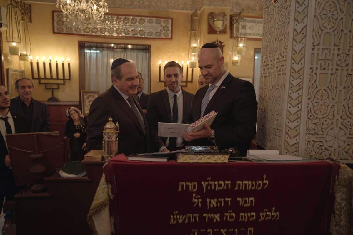 ביקור היסטורי בבית הכנסת של אביו | 