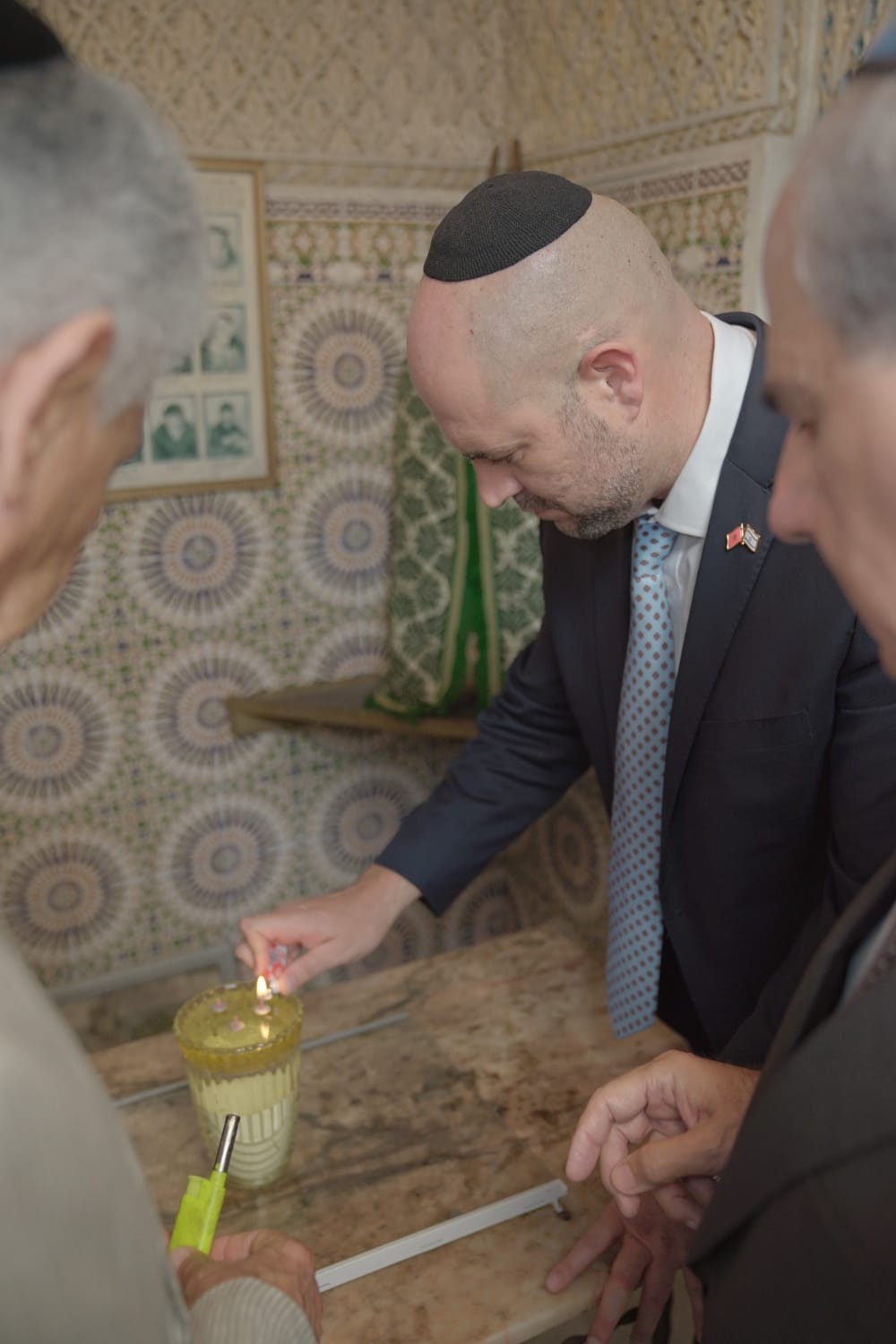 מדליק נר | 