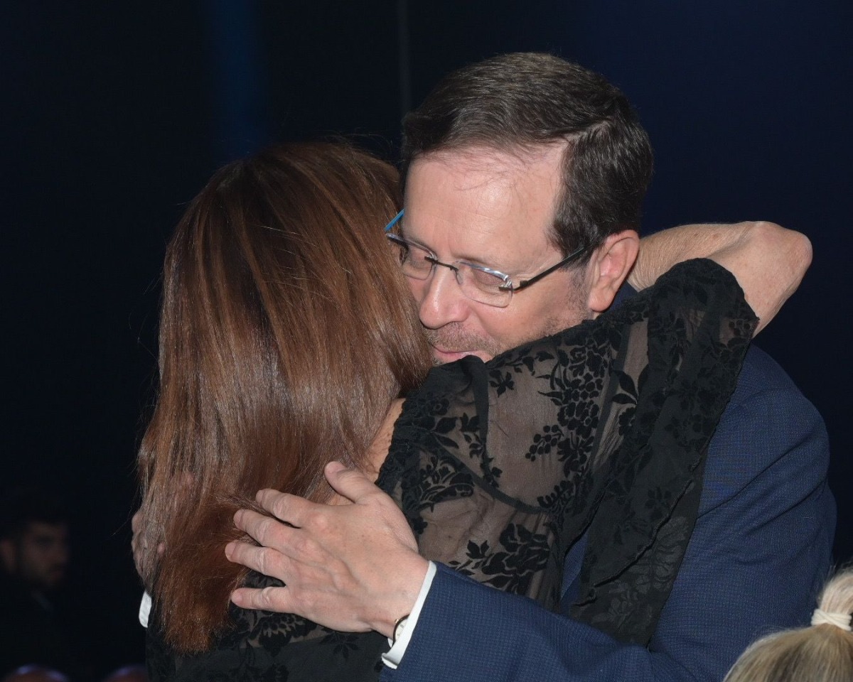 נשיא המדינה עם אלמנתו של יוסף רומנו ז״ל, אילנה רומנו