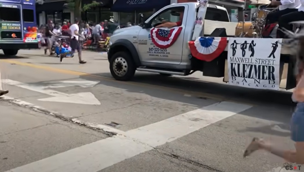 טבח במצעד יום העצמאות האמריקאי בשיקגו | משרד החוץ: "יש מידע על נפגעים יהודים"