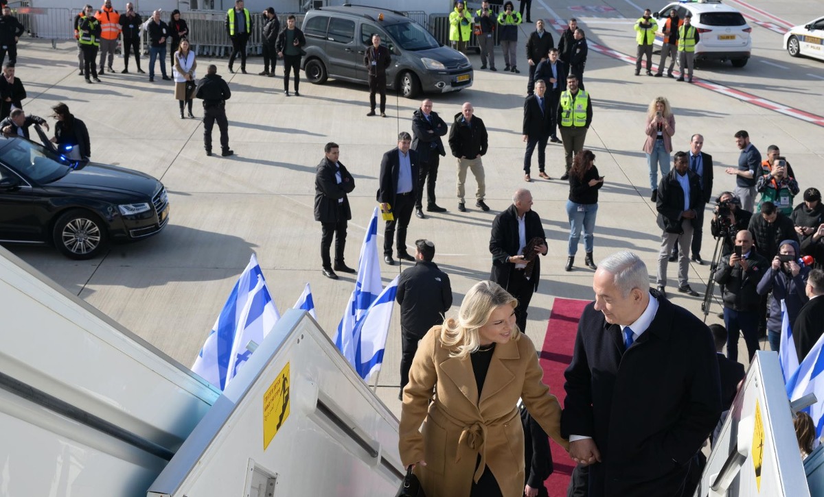 בני הזוג נתניהו בעת עלייתם למטוס | 