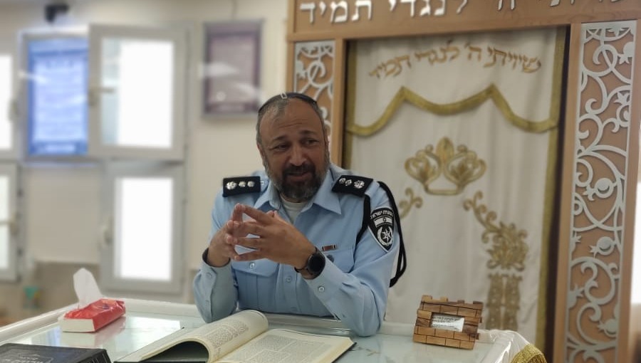 רב המשטרה ברכיהו בבית הכנסת במטרה הארצי | 