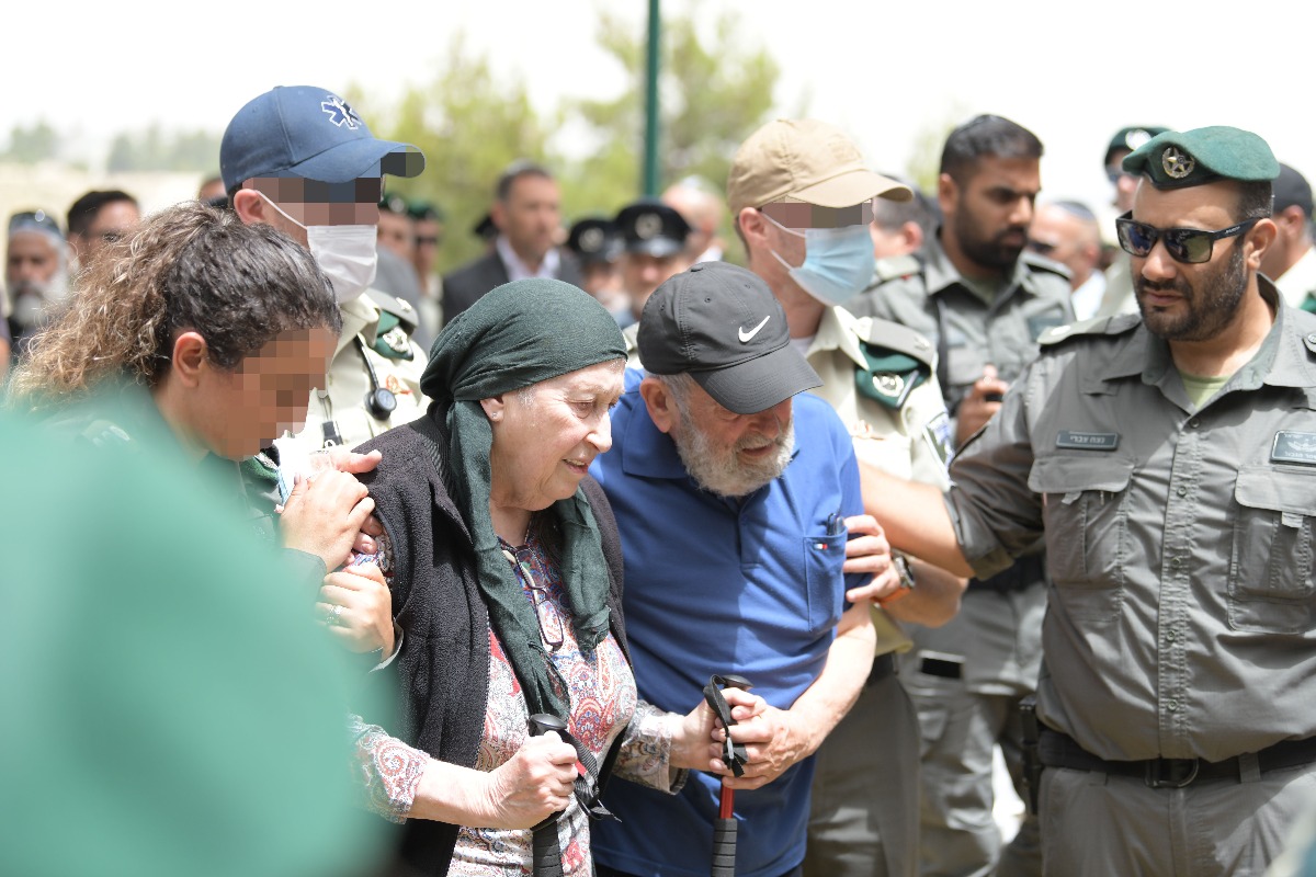 ישעיהו ואסתר רעייתו בהלוויית בנם נעם | 