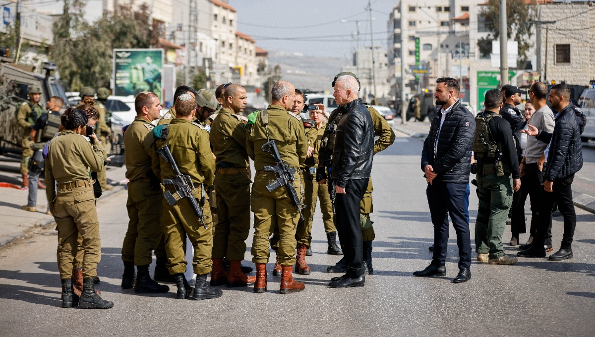 שר הביטחון גלנט בחווארה, בחודש שעבר | ארכיון