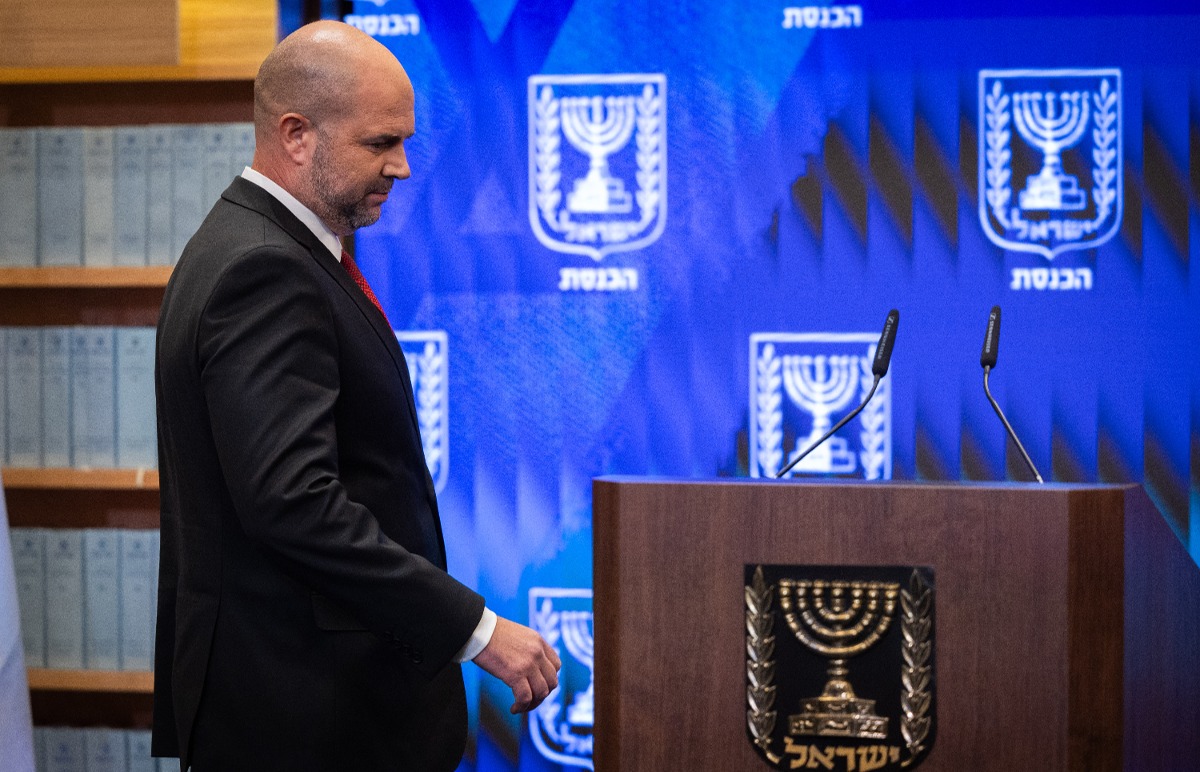 אוחנה לפני תחילת נאומו | 
