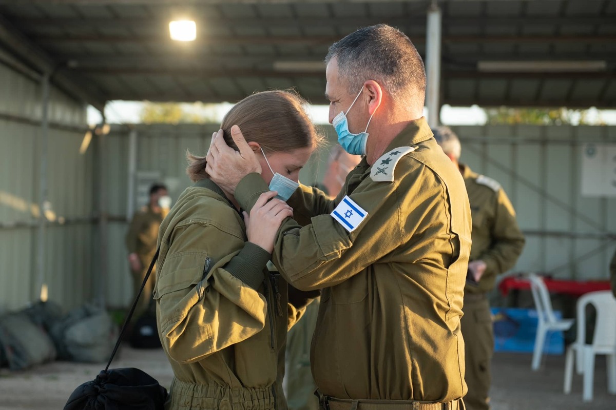 הרמטכ"ל ובתו לאחר צניחה משותפת