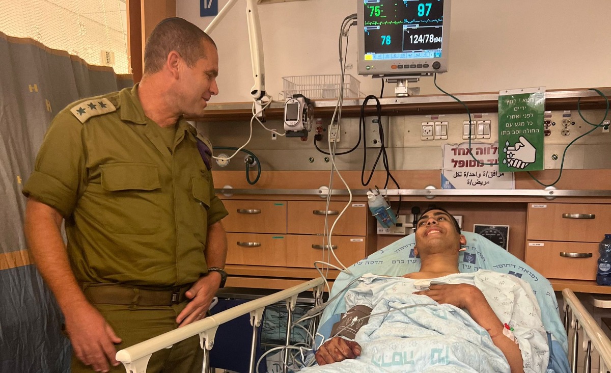 מפקד חטיבת גבעתי, אלוף-משנה אליעד מואטי, מבקר את הלוחם שנפצע | 