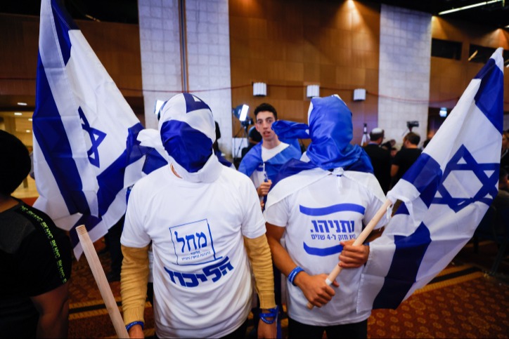 רעולי הפנים חוגגים | 
