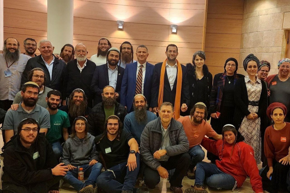 פעילי חומש חוגגים | 