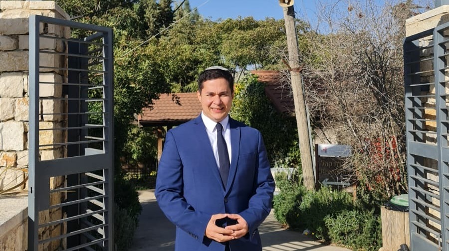 דן אילוז בכניסה לשילה הקדומה
