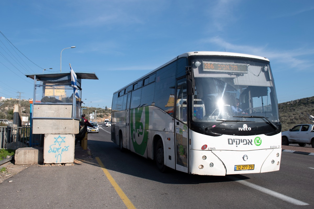 אוטובוס בצומת גיתי אבישר בשומרון | 