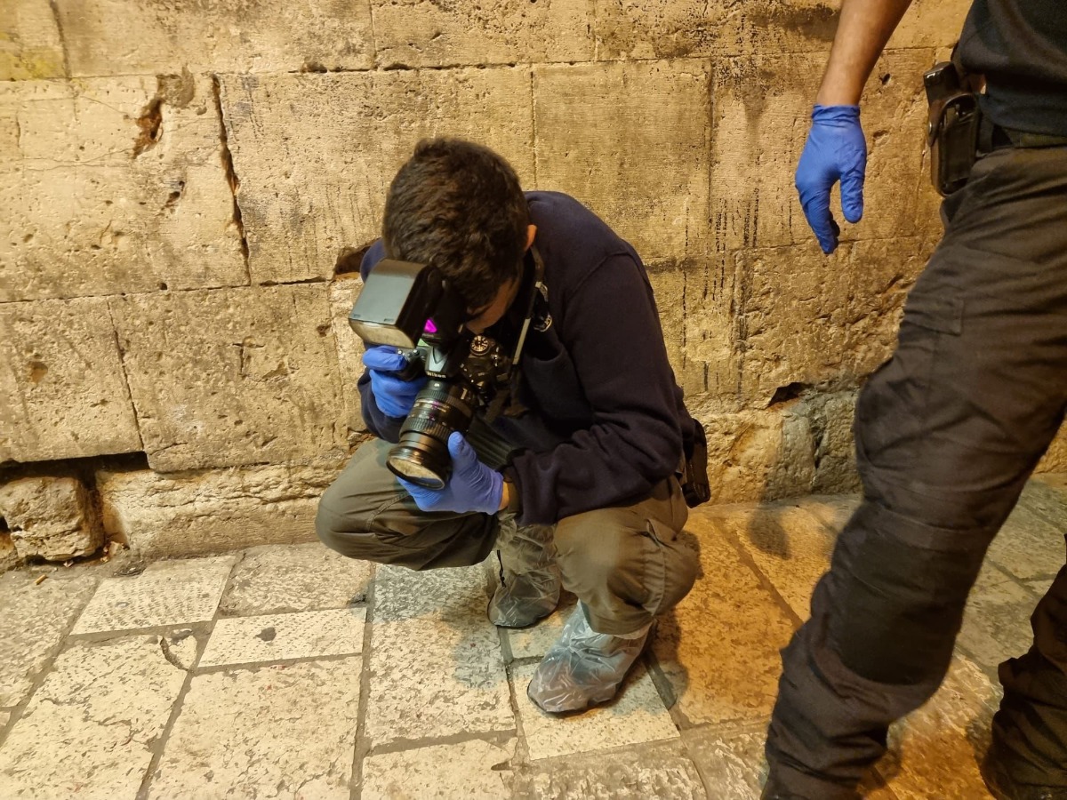 איסוף ממצאים מזירת הפיגוע