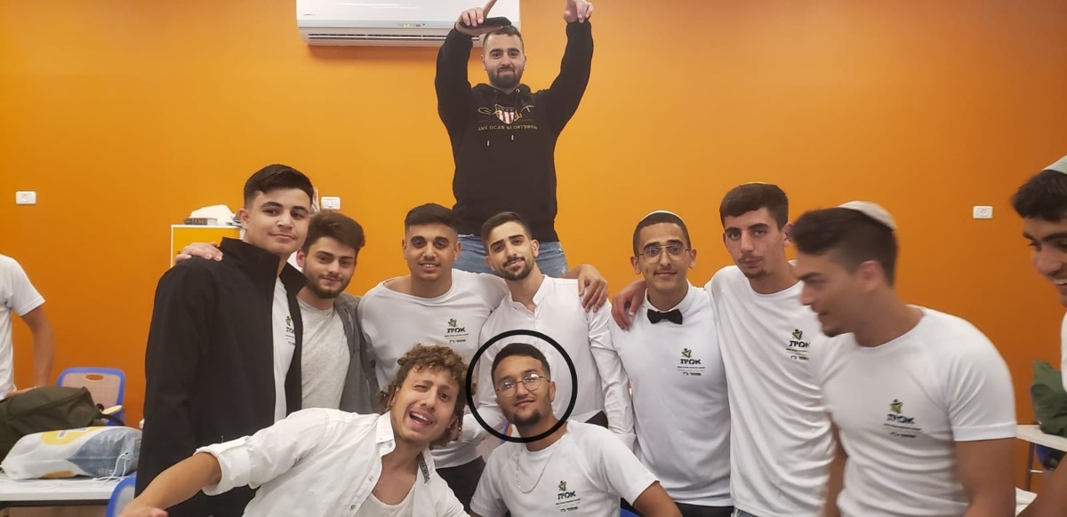 אורי-יצחק ז"ל מוקף בחבריו לישיבה | 