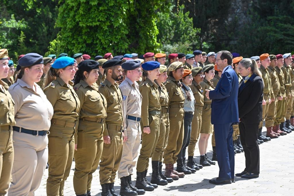 חיילים מצטיינים בבית הנשיא | 