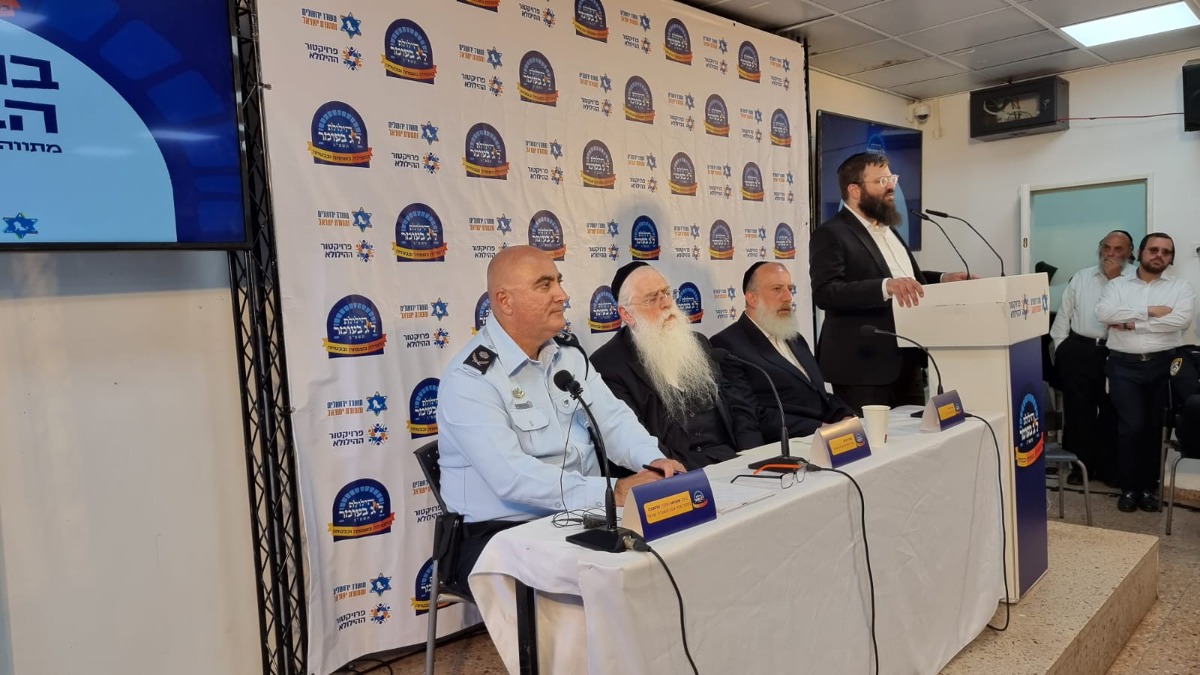 השר פרוש והצוות בחשיפת הלוגו | 