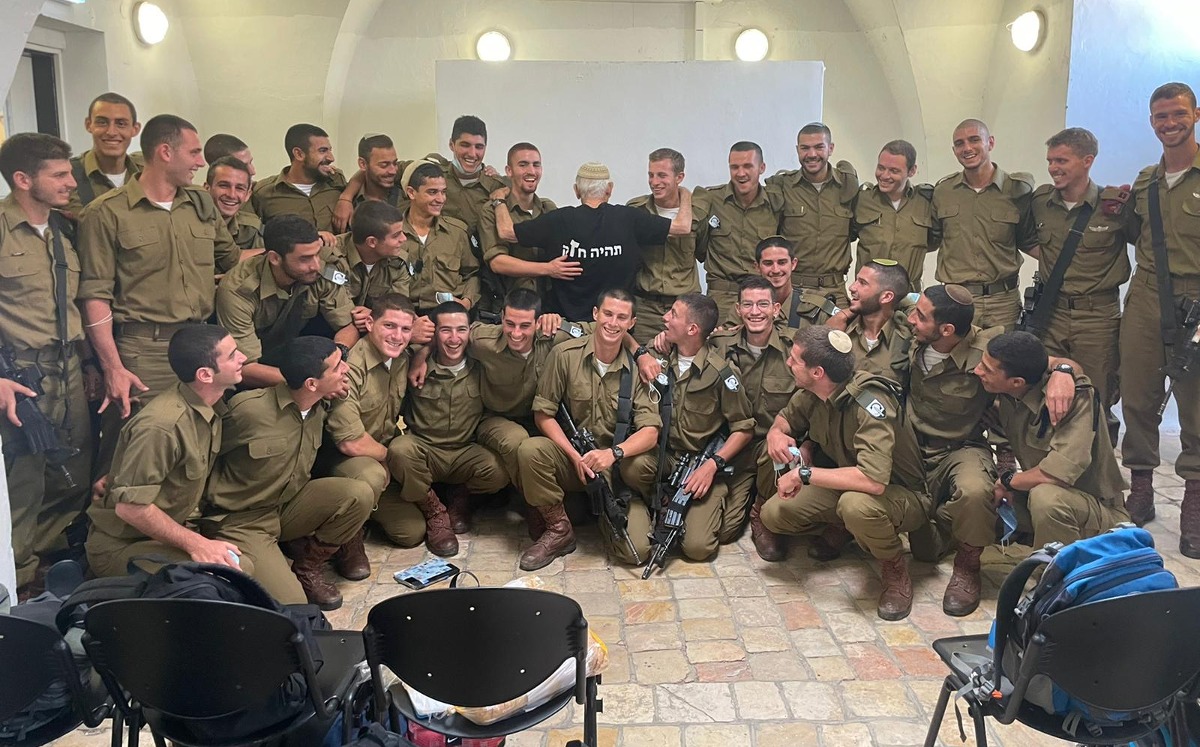 עם חיילים | 