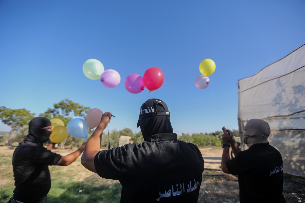 מחבלים מפריחים בלוני תבערה | 