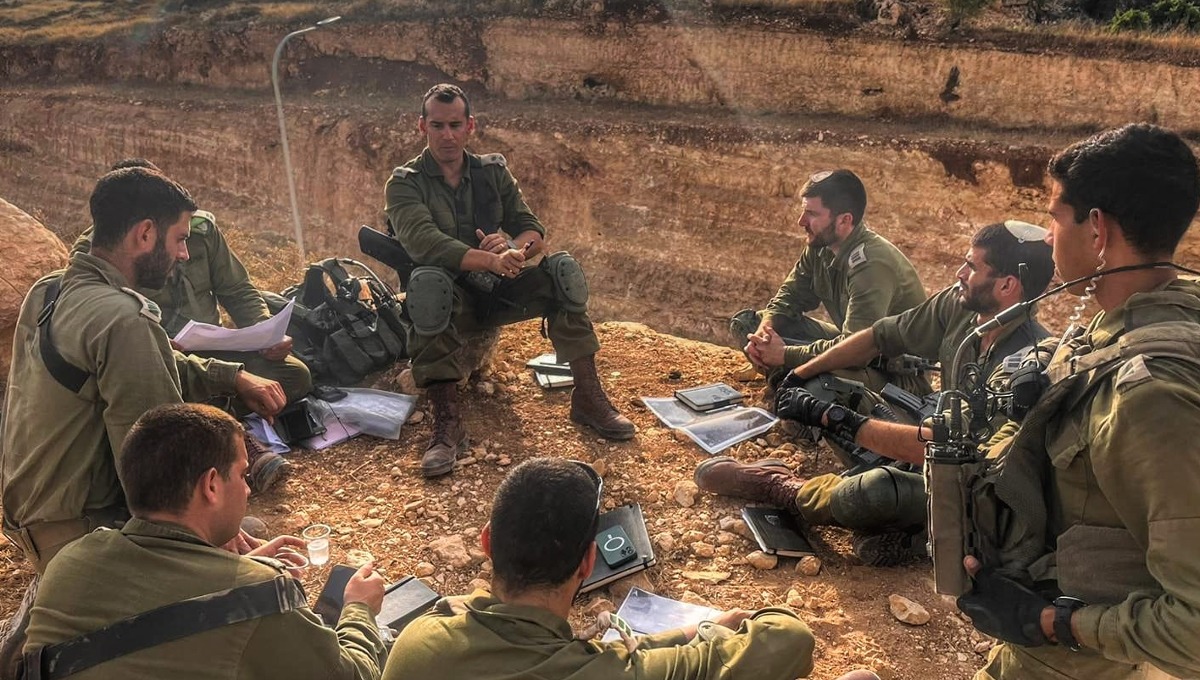 סא"ל עוז משולם (עם הפנים למצלמה) עם קציניו בשטח | 